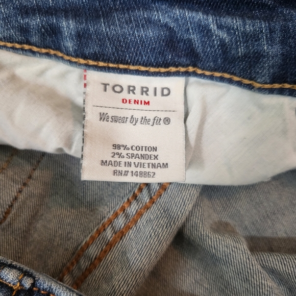 🌜TORRID NWOT Denim Shorts | Medium Wash | Distressed | size 12 - Picture 4 of 8